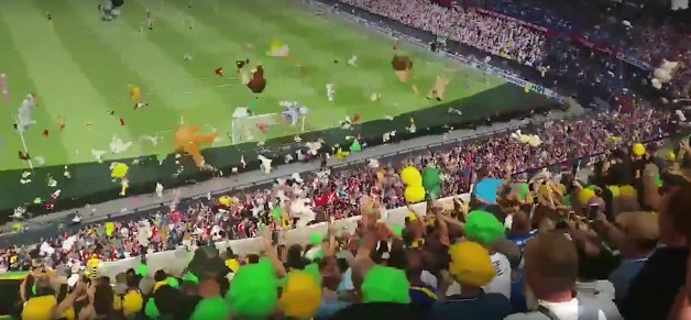 chuva-de-peluches-jogo-de-futebol-holanda-2